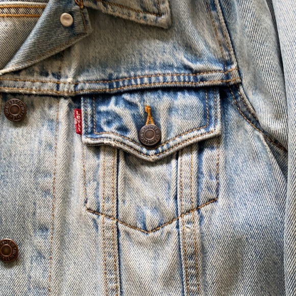 Levi’s Denim Trucker Jacket - Cropped - Picture 3 of 5